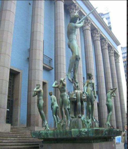 Majestueuse Statue place Hotorget